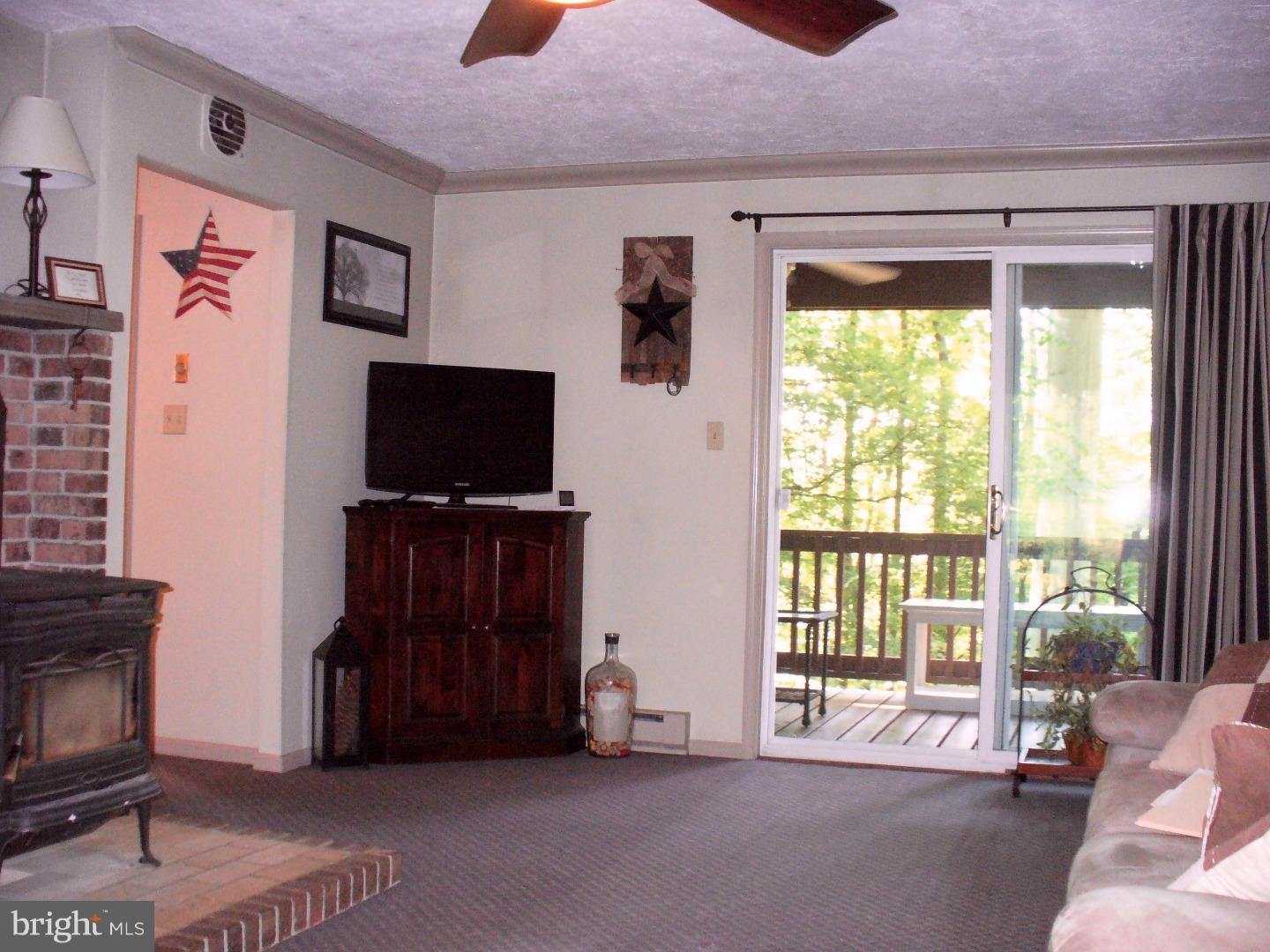 135 Reller Road Green Lane, PA 18054 - Photo 7 of 25 Living Room