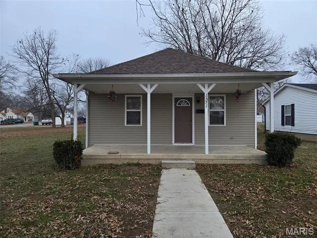 $164,900 | 1571 Jefferson Street, Carlyle, IL 62231