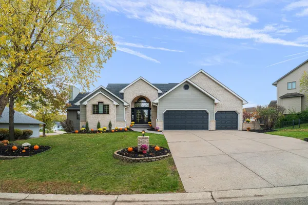$949,900 | 1162 Lakewood Drive South, Maplewood, MN 55119
