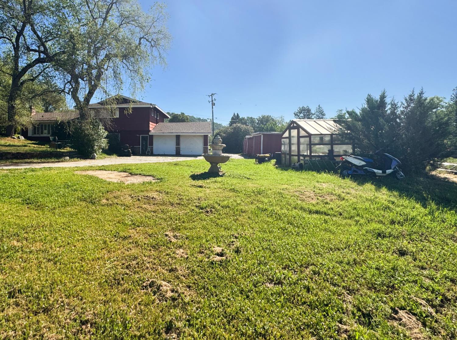 13080 Lone Star Road Auburn, CA 95602 - Photo 2 of 14 a large yard with lots of tress in front of it