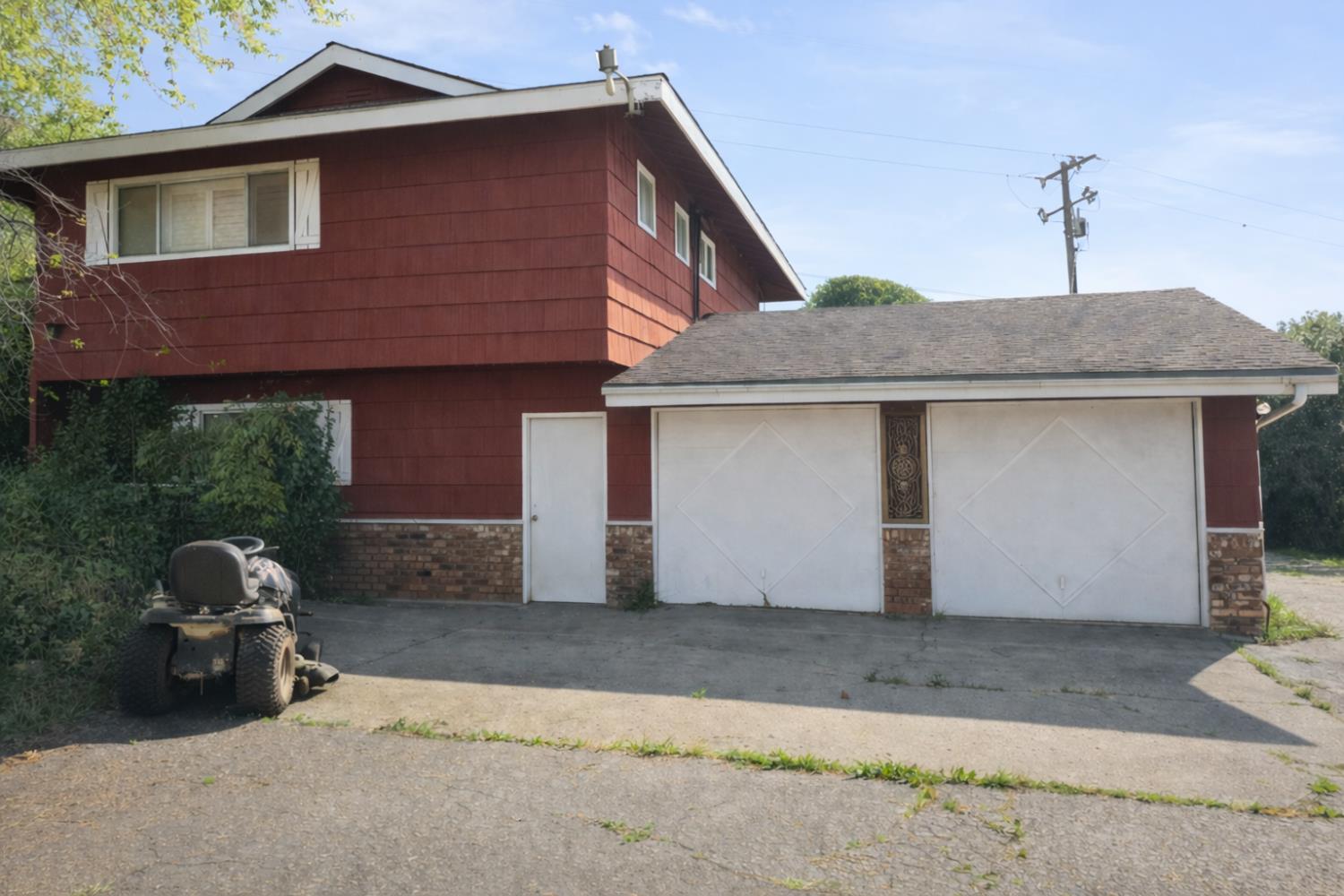 13080 Lone Star Road Auburn, CA 95602 - Photo 3 of 14 a front view of a house with a yard and garage