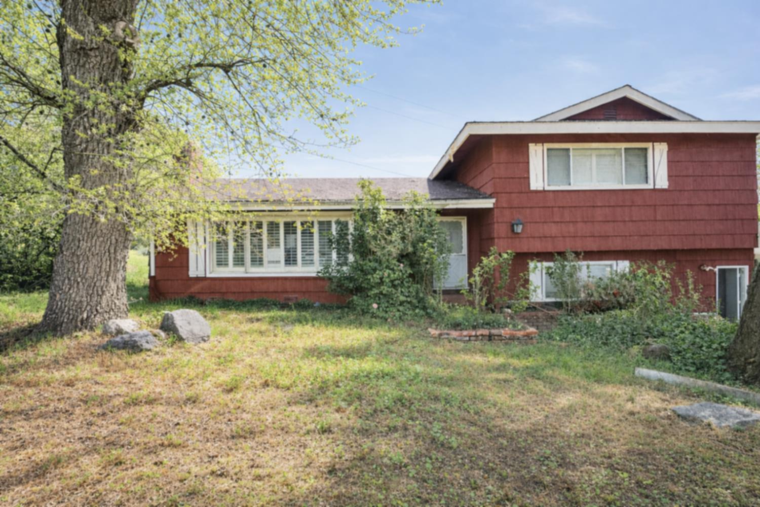 13080 Lone Star Road Auburn, CA 95602 - Photo 4 of 14 a front view of a house with a yard