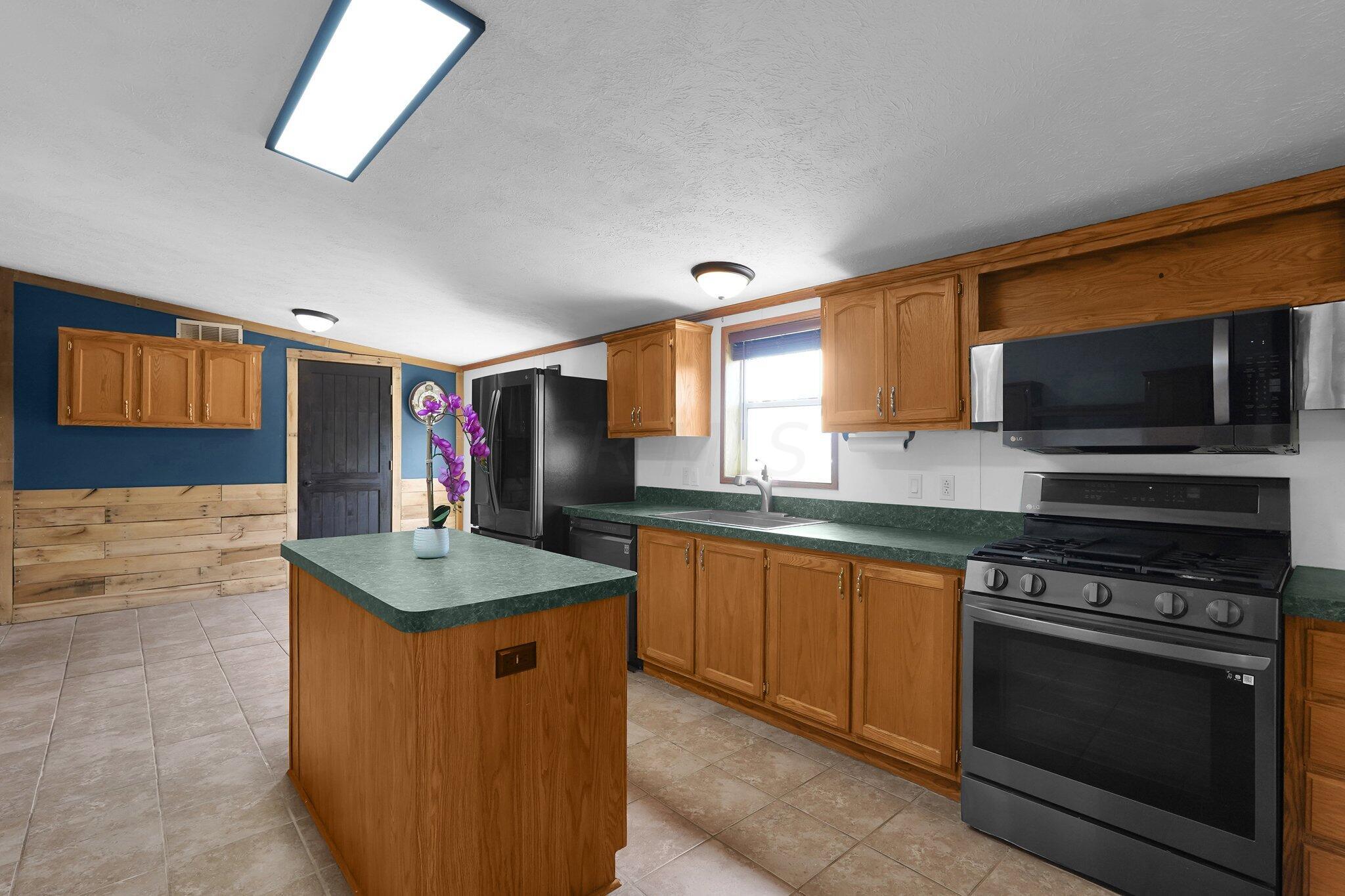 7020 York Road Southwest Pataskala, OH 43062 - Photo 10 of 27 Kitchen