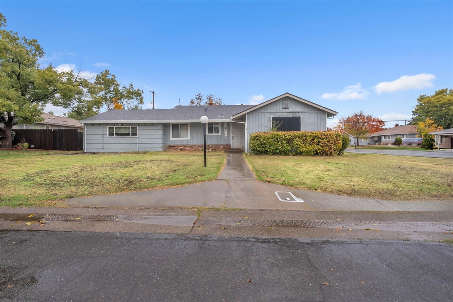 a view of a house with a yard