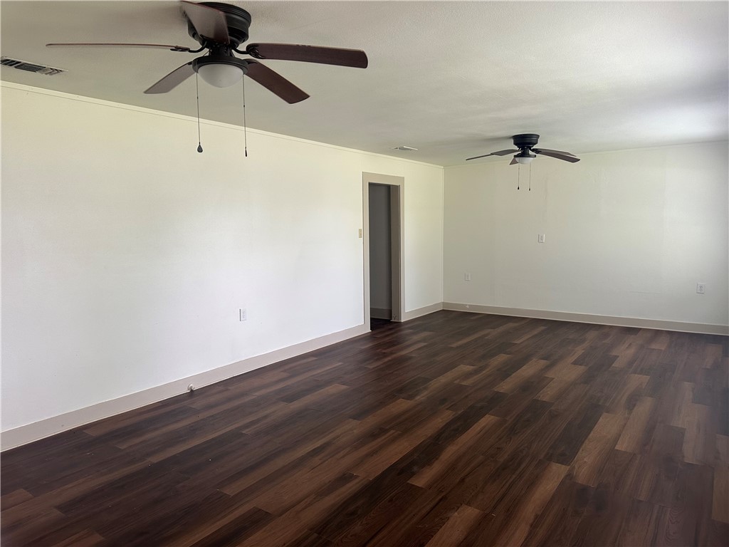 215 West Heard Street Refugio, TX 78377 - Photo 4 of 26