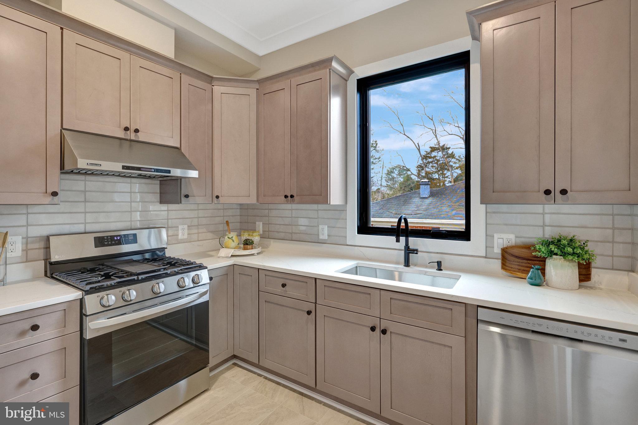 7916 Lewinsville Road McLean, VA 22102 - Photo 17 of 100 Dacor 48” Range Hood
