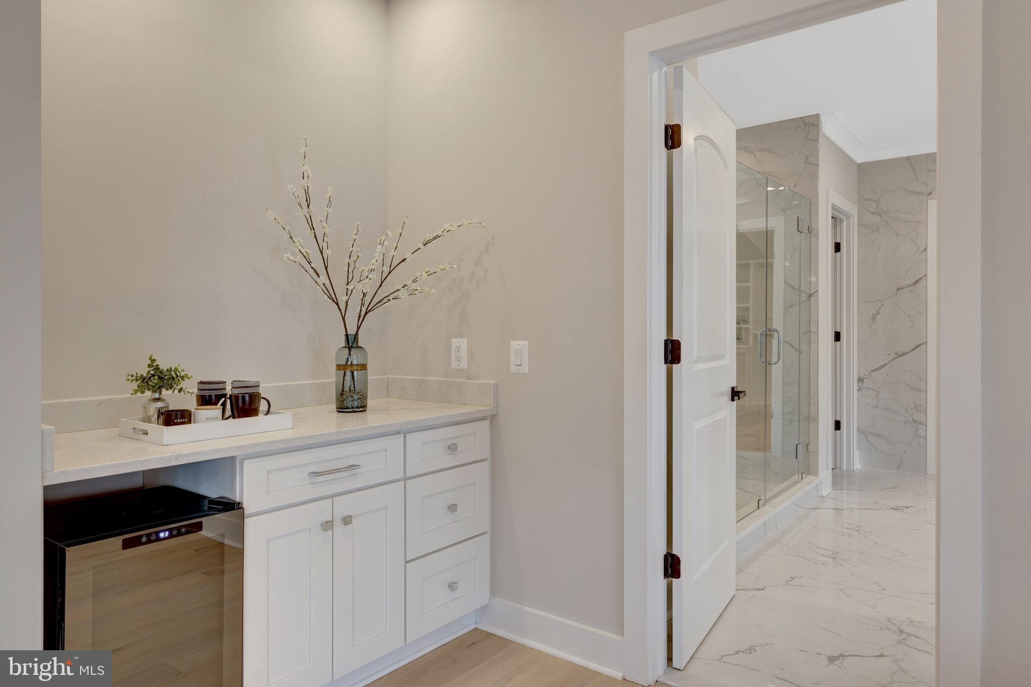 7916 Lewinsville Road McLean, VA 22102 - Photo 38 of 100 Owner's suite with coffee bar