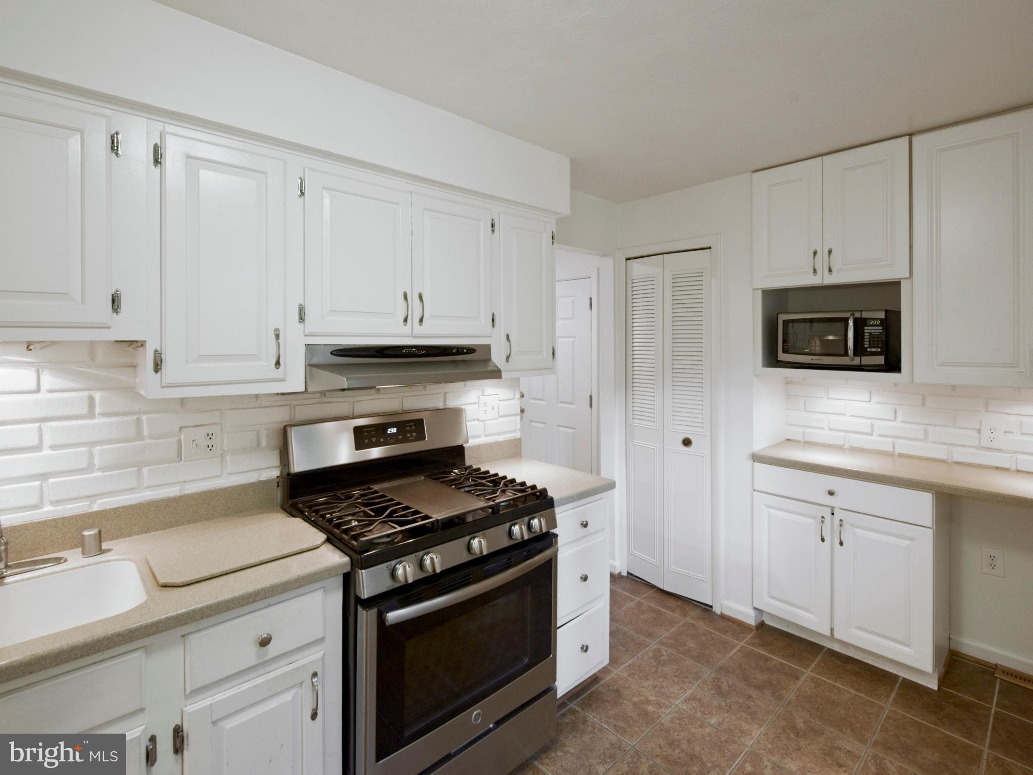 2360 Old Trail Drive Reston, VA 20191 - Photo 6 of 40 Kitchen w/ gas stove, pantry, & Corian Countertops