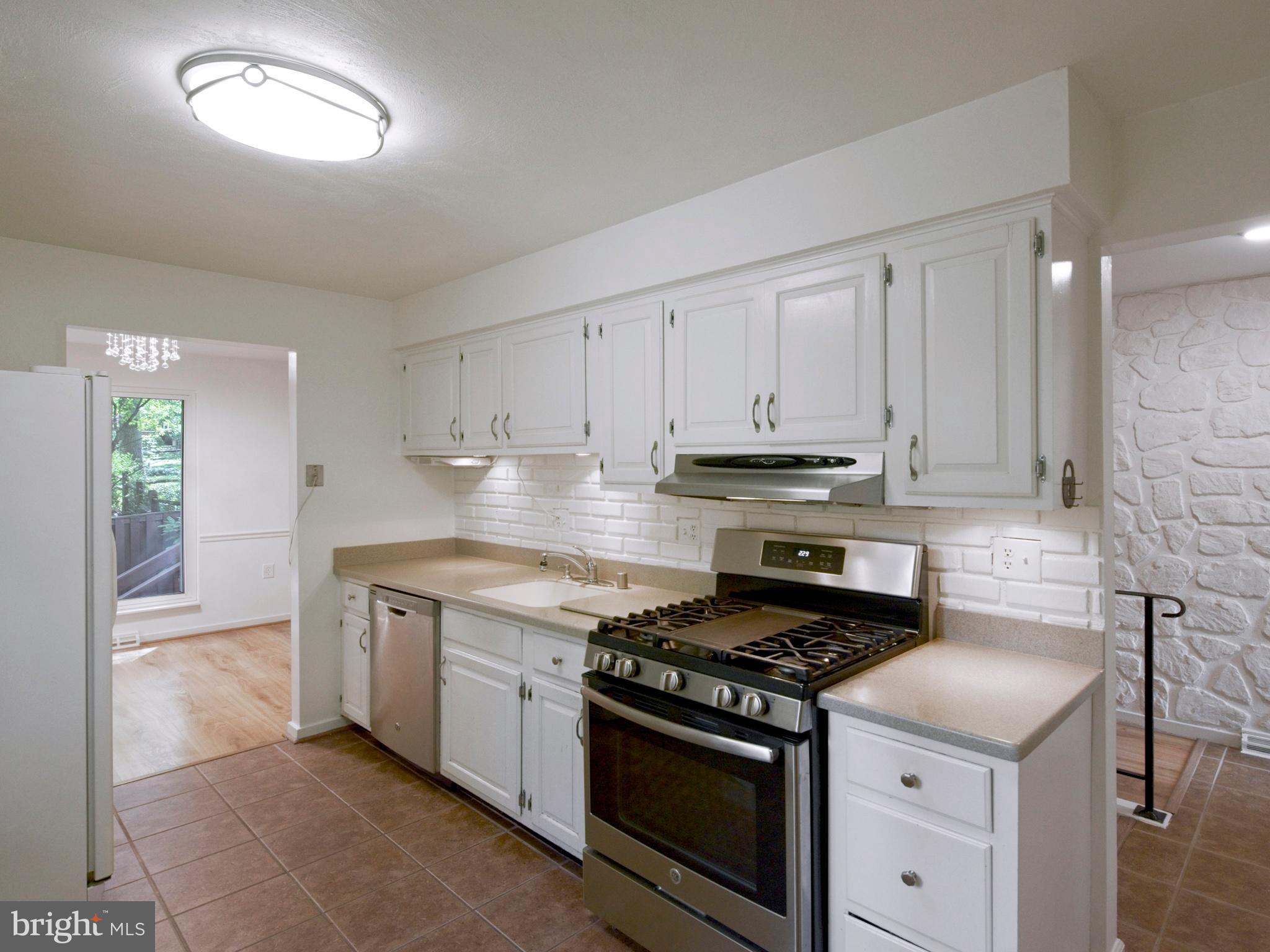 2360 Old Trail Drive Reston, VA 20191 - Photo 7 of 40 Kitchen with gas stove and Corian Countertops