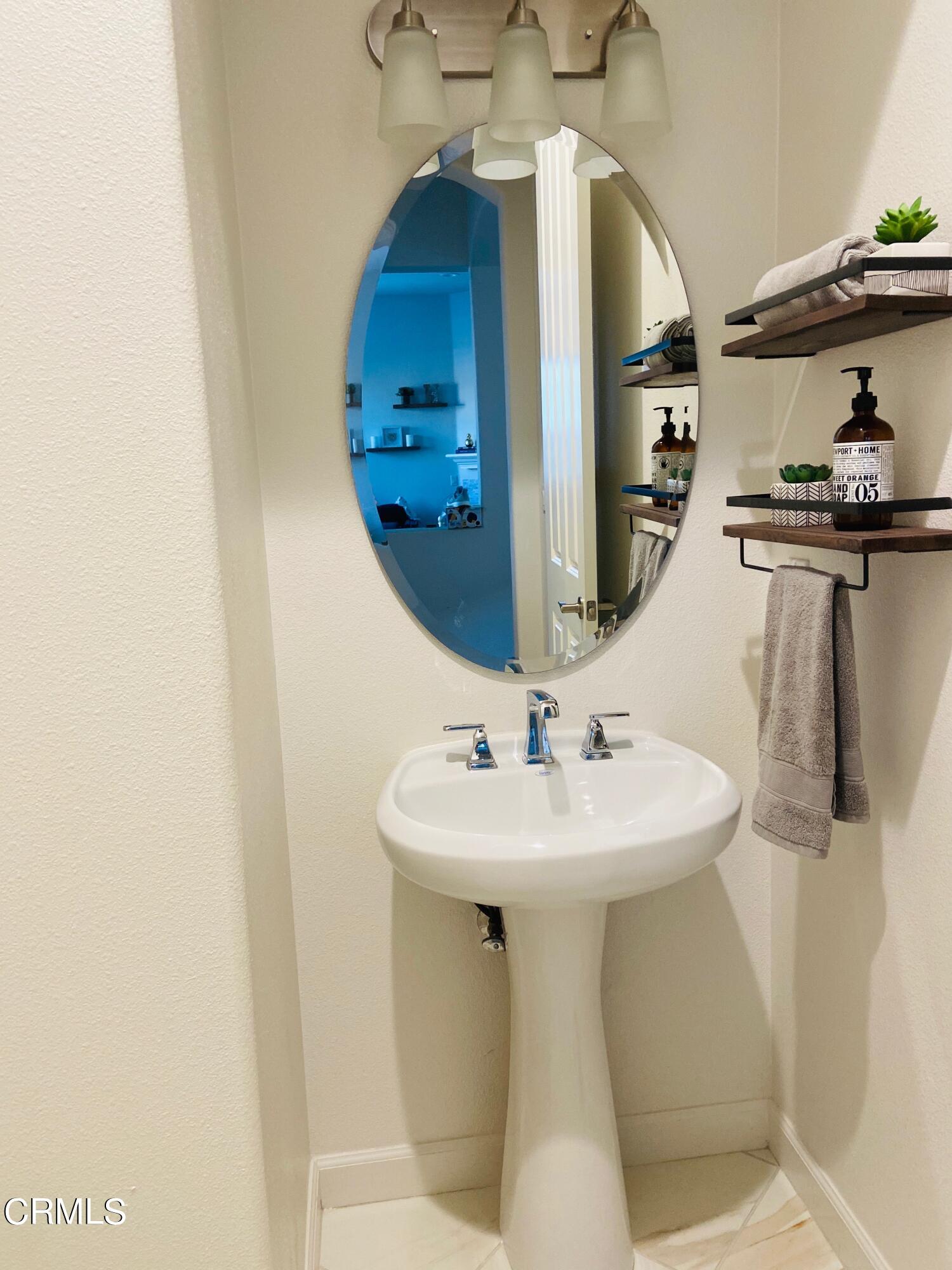 1645 Range Road Oxnard, CA 93036 - Photo 7 of 34 a bathroom with a sink and a mirror