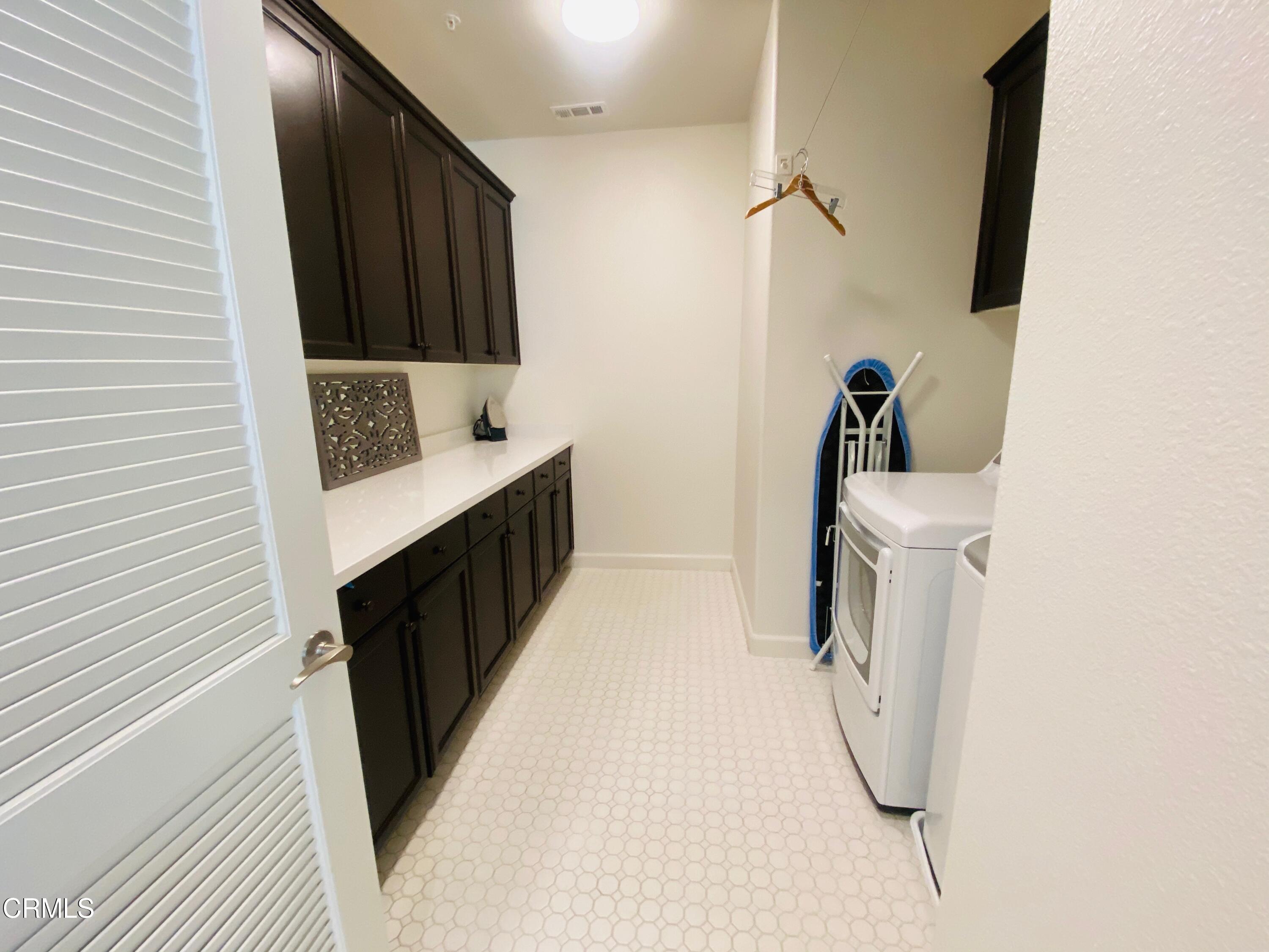 1645 Range Road Oxnard, CA 93036 - Photo 10 of 34 a bathroom with a sink and a mirror