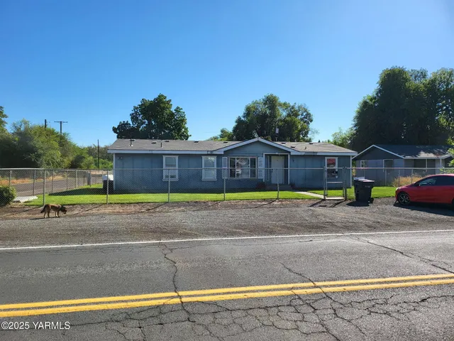 a house view with a outdoor space