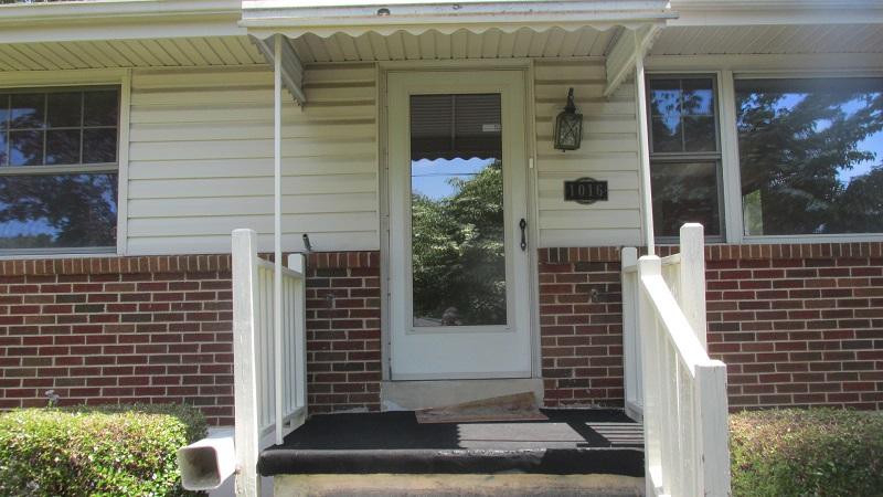 1016 Estates Road Southeast Roanoke, VA 24014 - Photo 4 of 56 Welcome! Come in!