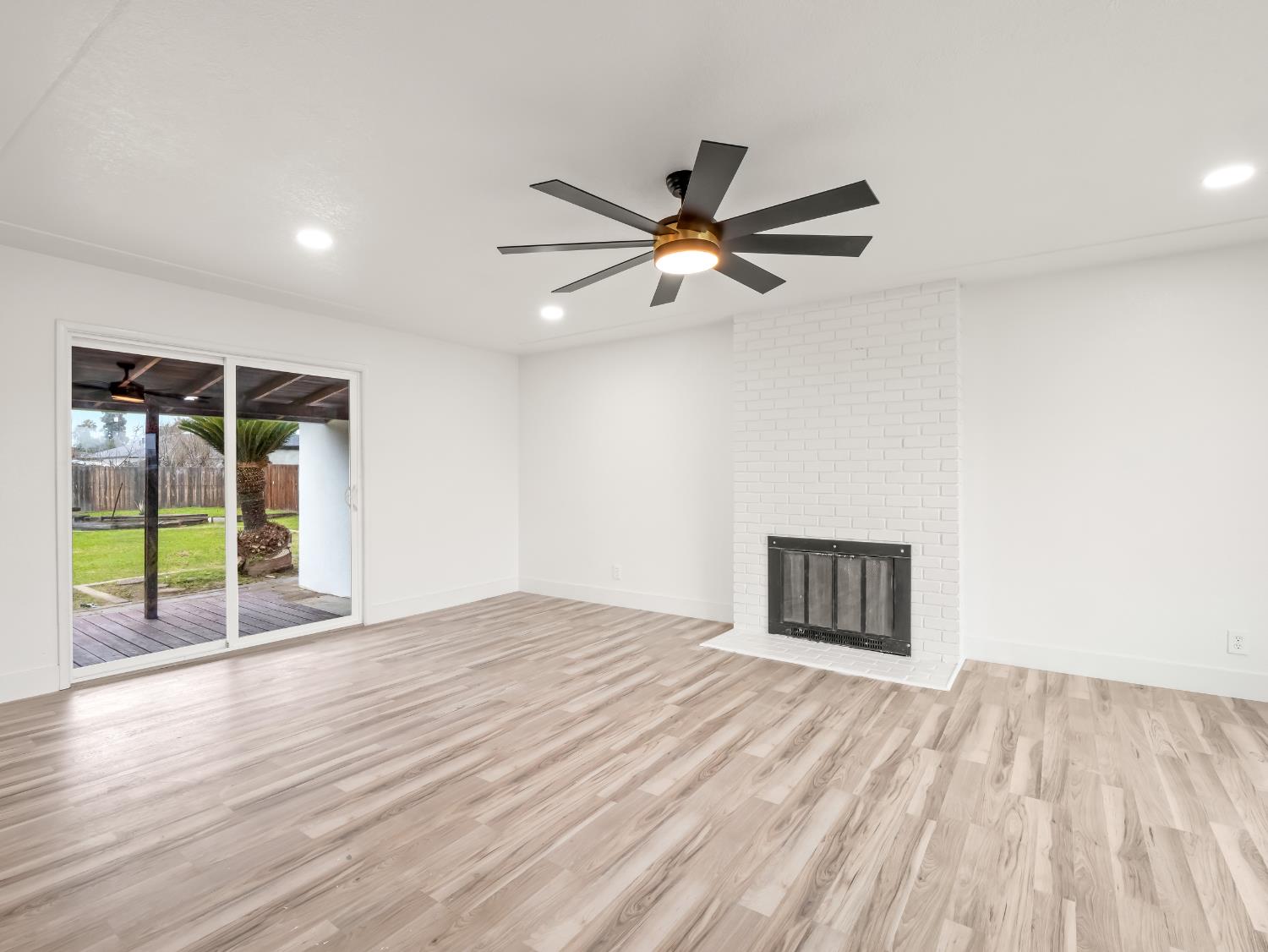 568 East San Ramon Avenue Fresno, CA 93710 - Photo 3 of 27