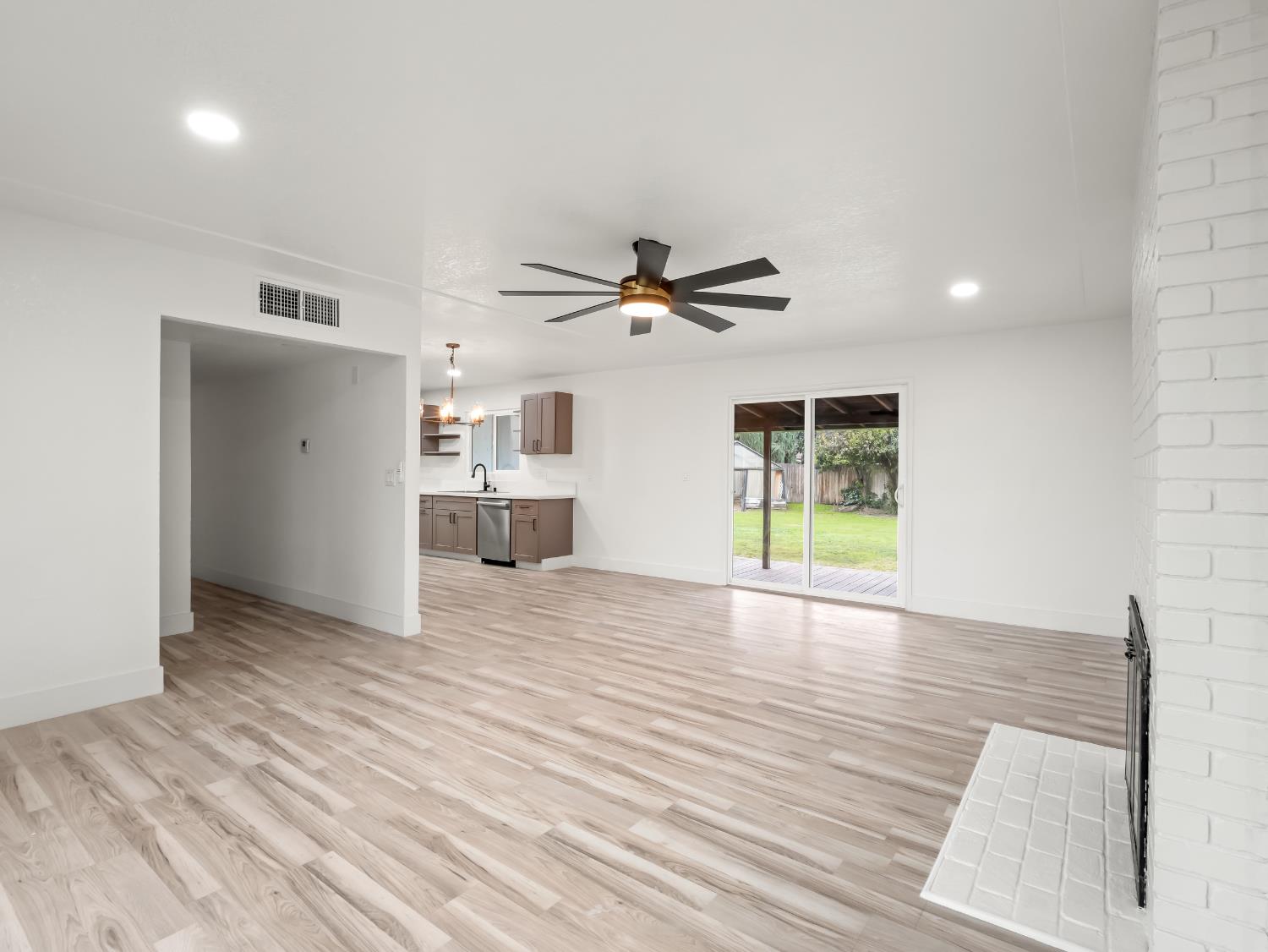 568 East San Ramon Avenue Fresno, CA 93710 - Photo 4 of 27