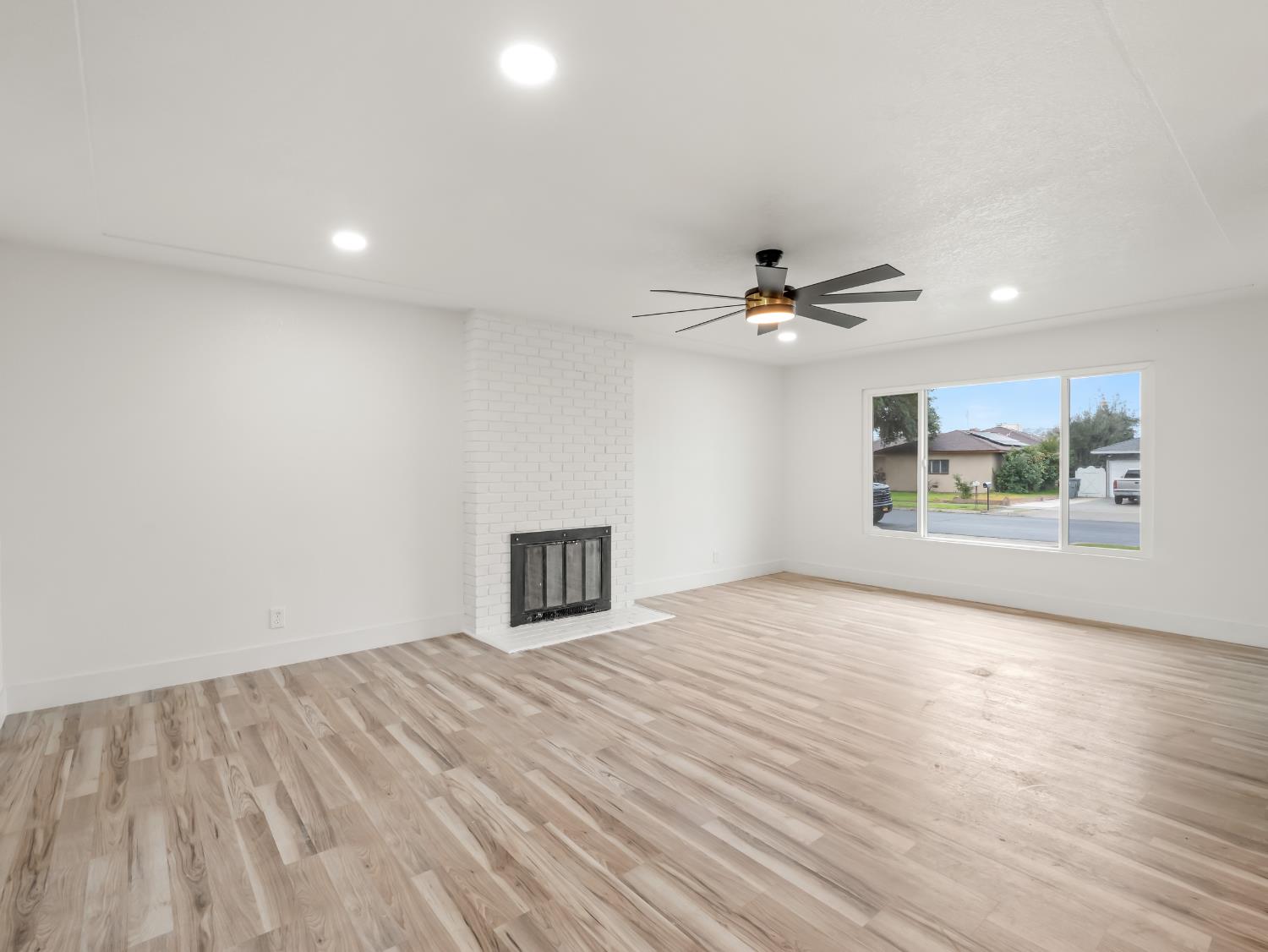 568 East San Ramon Avenue Fresno, CA 93710 - Photo 5 of 27