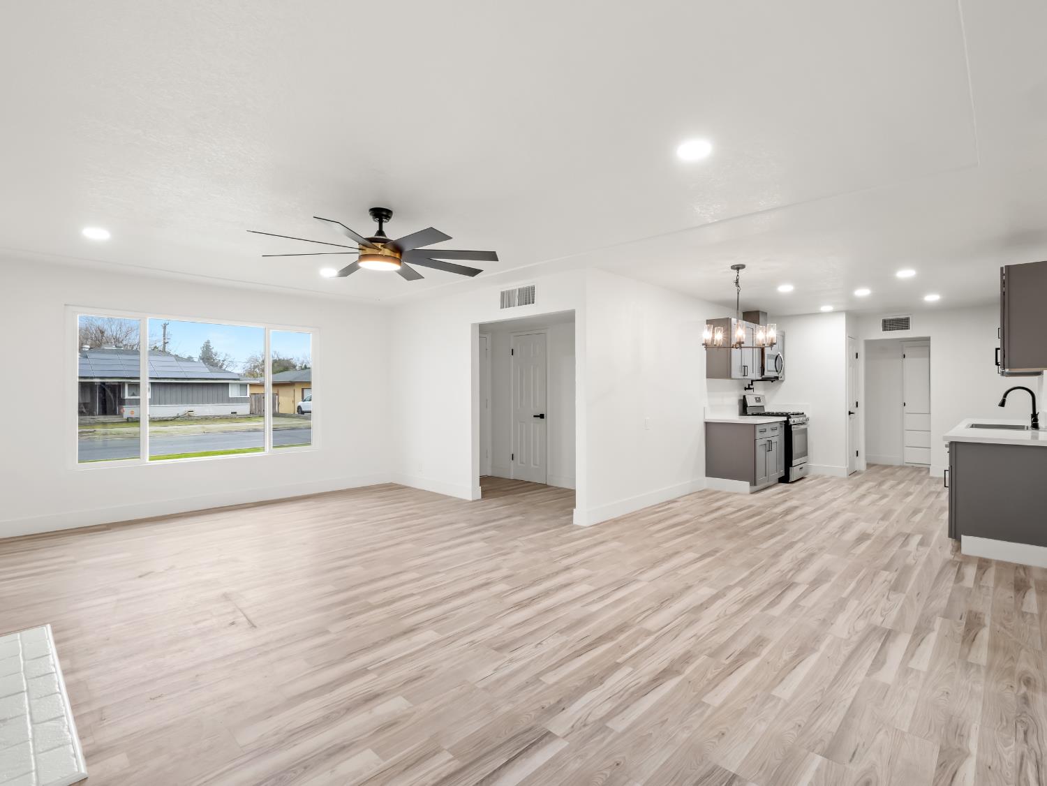 568 East San Ramon Avenue Fresno, CA 93710 - Photo 7 of 27