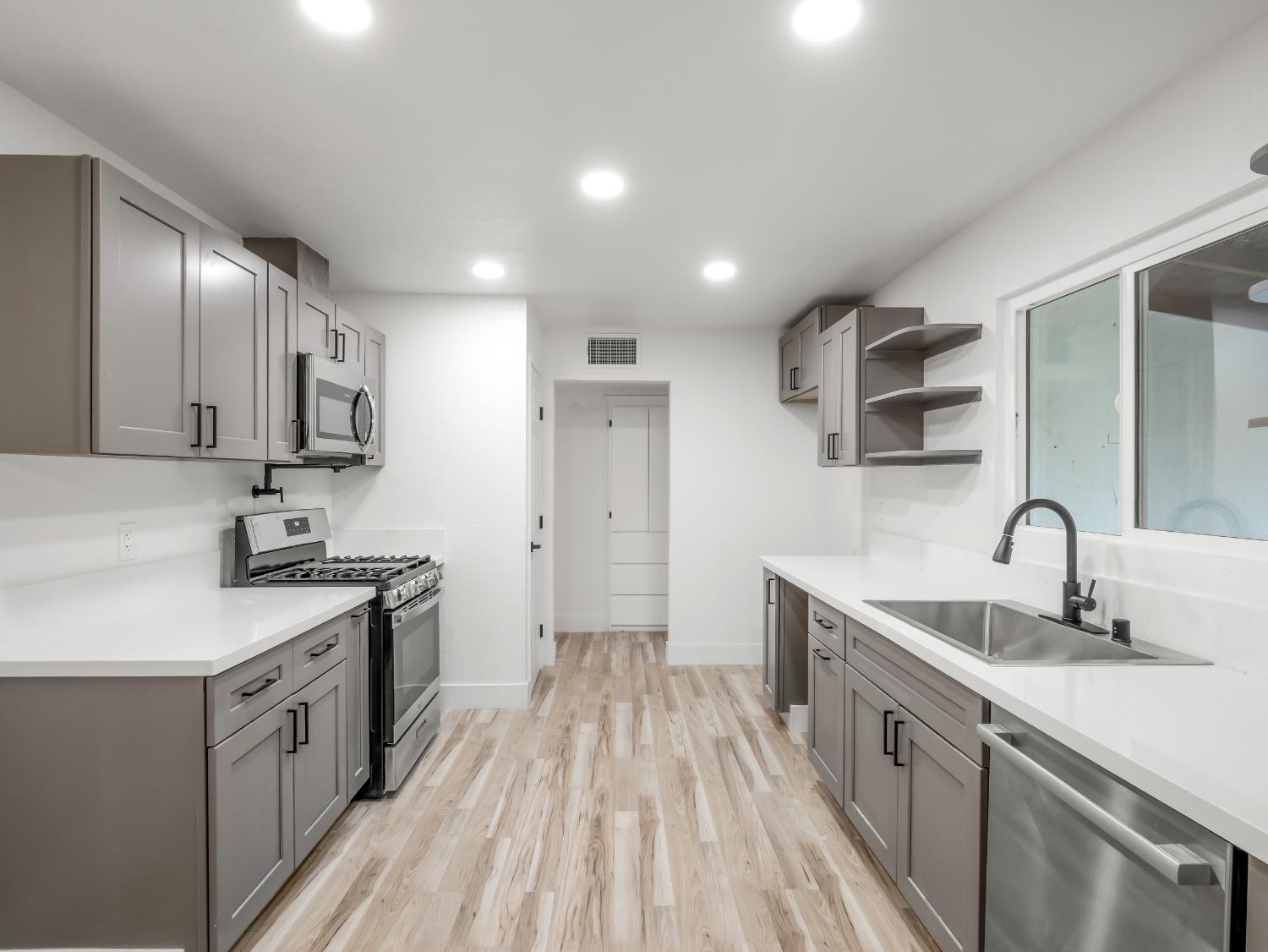 568 East San Ramon Avenue Fresno, CA 93710 - Photo 9 of 27