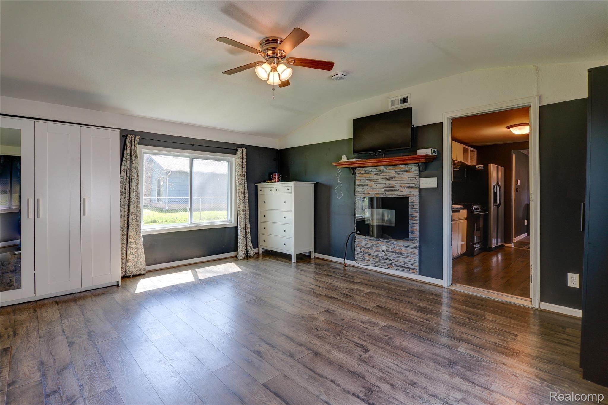 4296 North Genesee Road Flint, MI 48506 - Photo 7 of 17 Interior-8.jpg