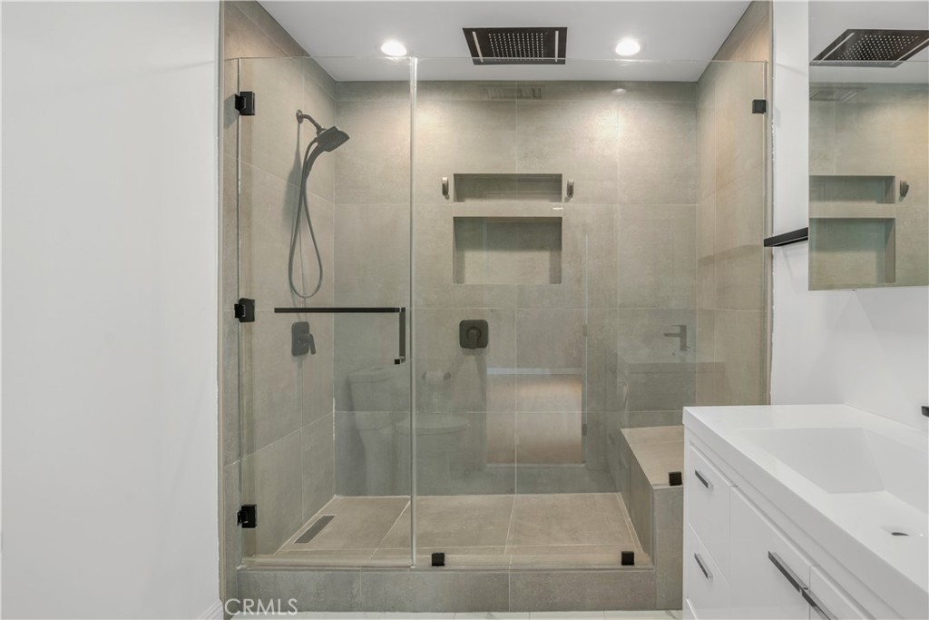 1420 North Frederic Street Burbank, CA 91505 - Photo 21 of 50 Primary Bath