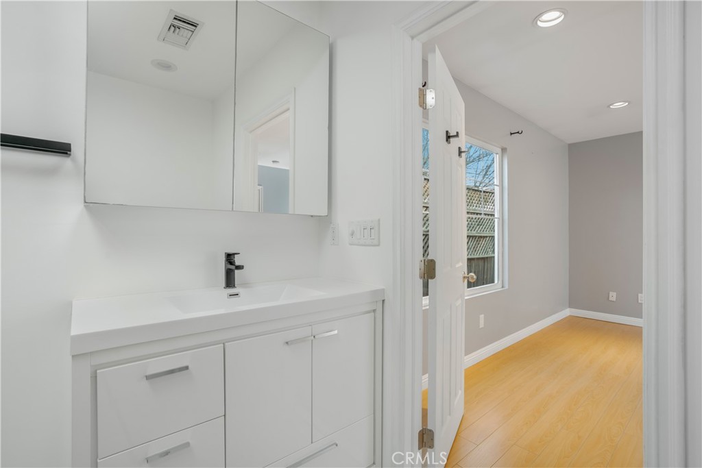 1420 North Frederic Street Burbank, CA 91505 - Photo 22 of 50 Primary bath