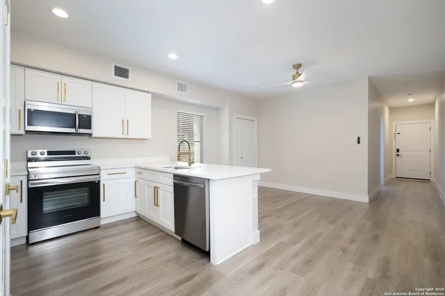 $1,749 | 1644 West Mistletoe Avenue, Unit 201, San Antonio, TX 78201