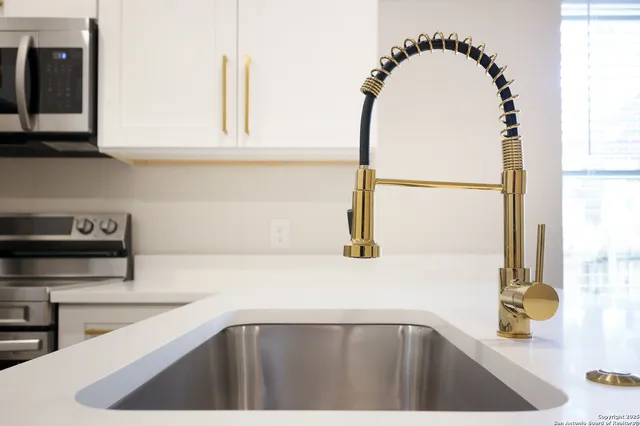 $1,749 | 1644 West Mistletoe Avenue, Unit 201, San Antonio, TX 78201