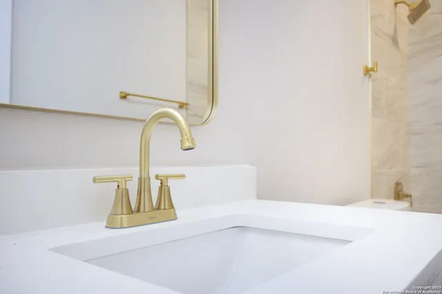 $1,749 | 1644 West Mistletoe Avenue, Unit 201, San Antonio, TX 78201