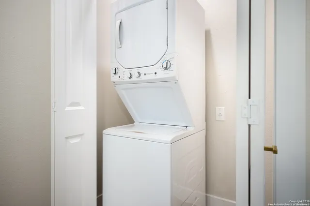 $1,749 | 1644 West Mistletoe Avenue, Unit 201, San Antonio, TX 78201