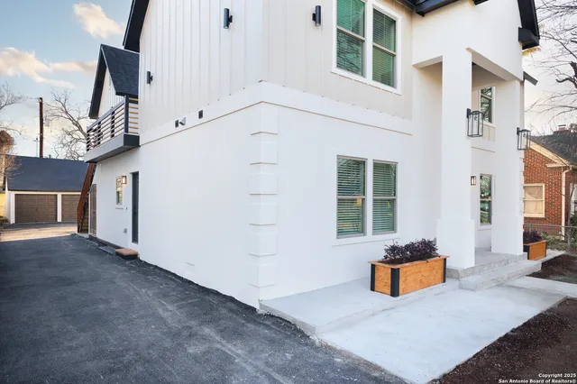 $1,749 | 1644 West Mistletoe Avenue, Unit 201, San Antonio, TX 78201