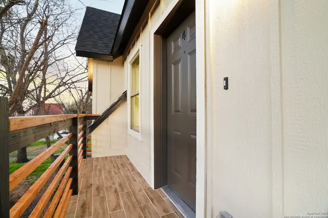 $1,749 | 1644 West Mistletoe Avenue, Unit 201, San Antonio, TX 78201