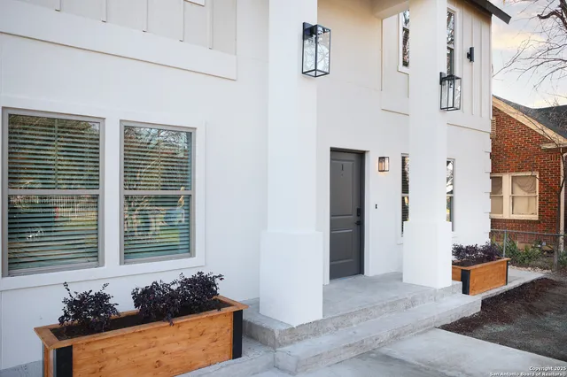 $1,749 | 1644 West Mistletoe Avenue, Unit 201, San Antonio, TX 78201