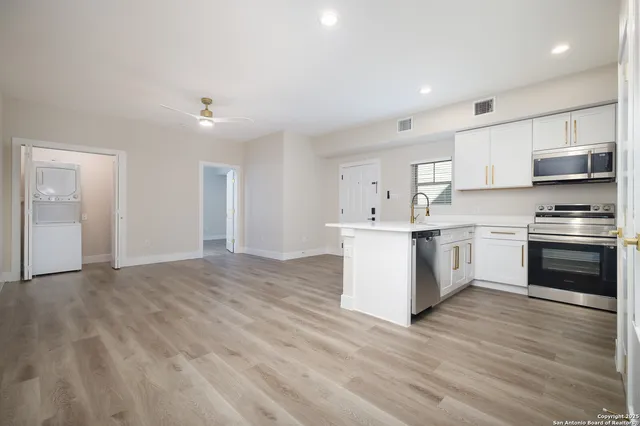 $1,749 | 1644 West Mistletoe Avenue, Unit 201, San Antonio, TX 78201