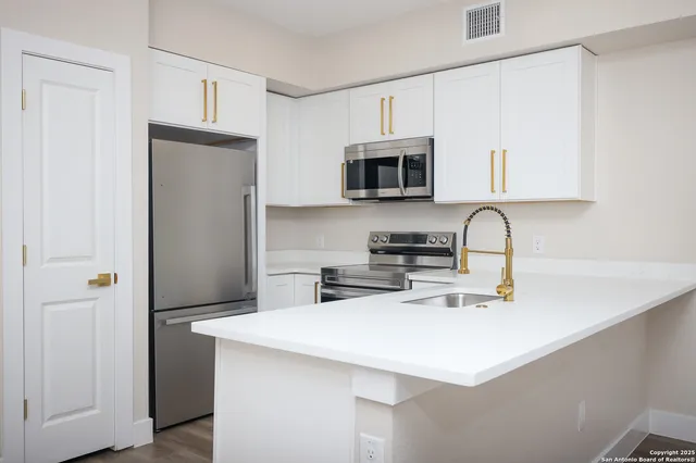 $1,749 | 1644 West Mistletoe Avenue, Unit 201, San Antonio, TX 78201