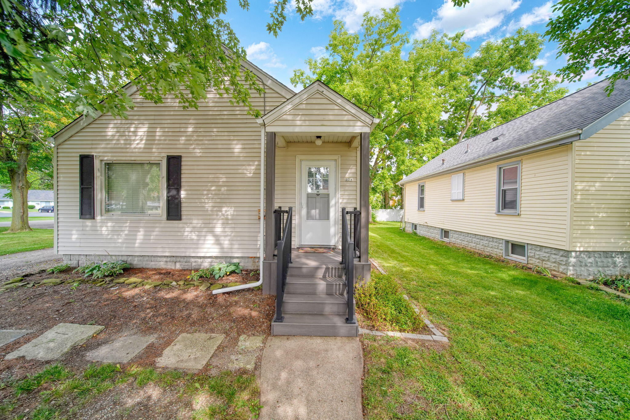 239 Cottage Street Spring Arbor, MI 49283 - Photo 2 of 35 3-web-or-mls-DSC04747_HDR 2