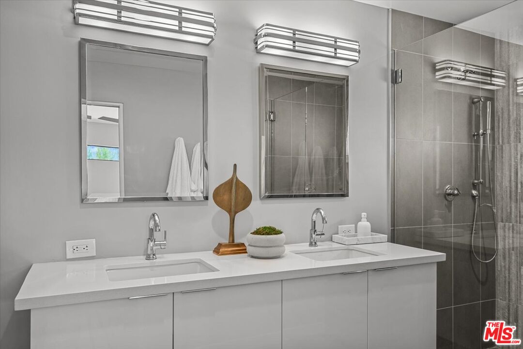 2994 Guadalupe Road Palm Springs, CA 92264 - Photo 19 of 33 a bathroom with a sink and a mirror