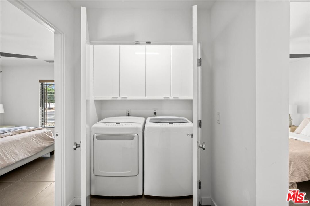 2994 Guadalupe Road Palm Springs, CA 92264 - Photo 24 of 33 a utility room with dryer and washer
