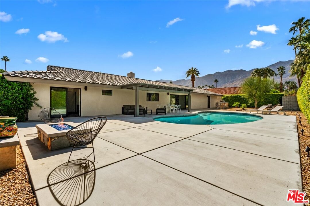2994 Guadalupe Road Palm Springs, CA 92264 - Photo 25 of 33 a view of a house with backyard sitting area and tub