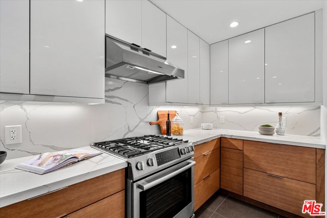 2994 Guadalupe Road Palm Springs, CA 92264 - Photo 10 of 33 a kitchen with cabinets appliances and a wooden floor