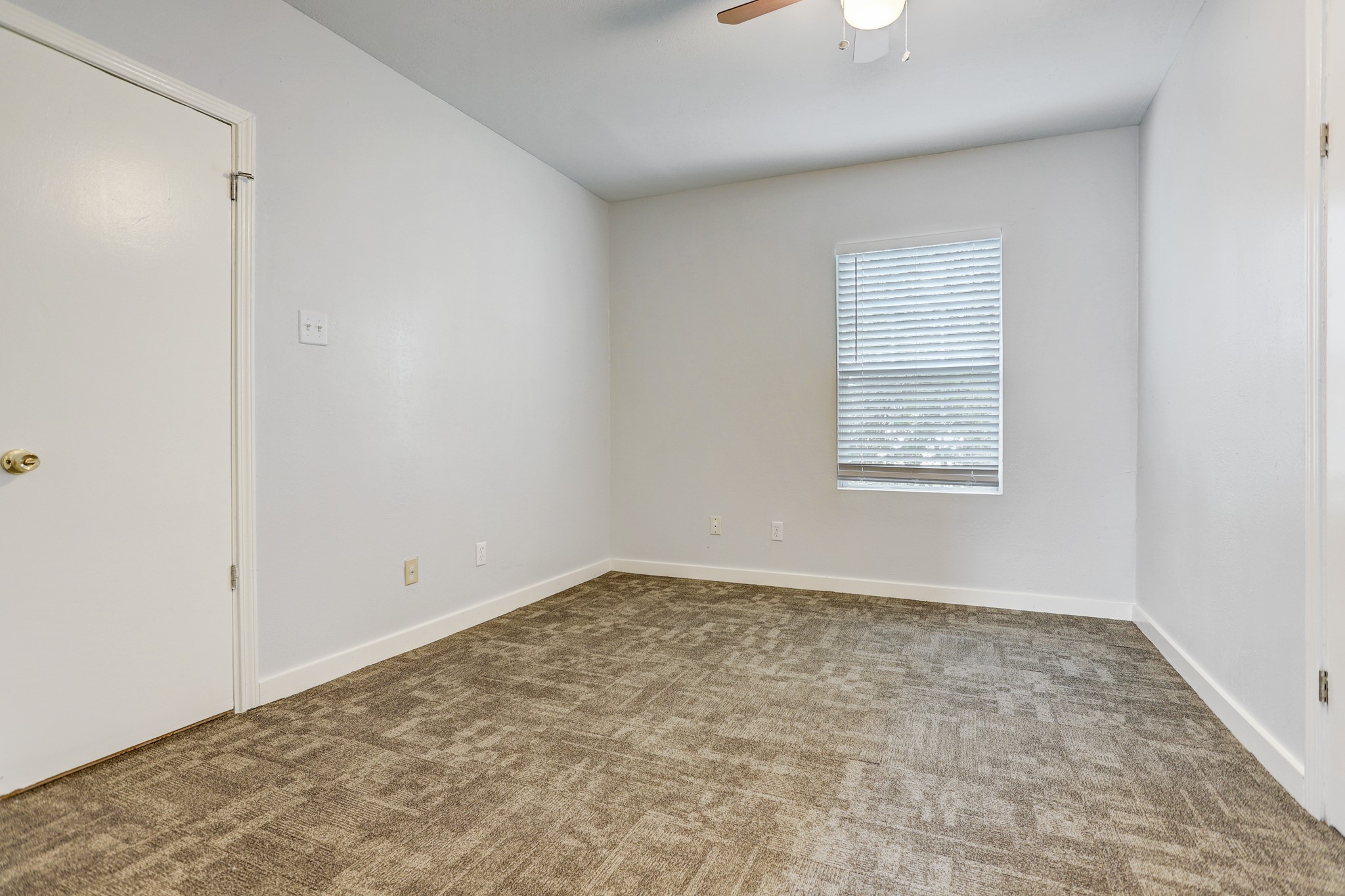 3345 Reeves Street, Unit A Houston, TX 77004 - Photo 8 of 9 an empty room with a window
