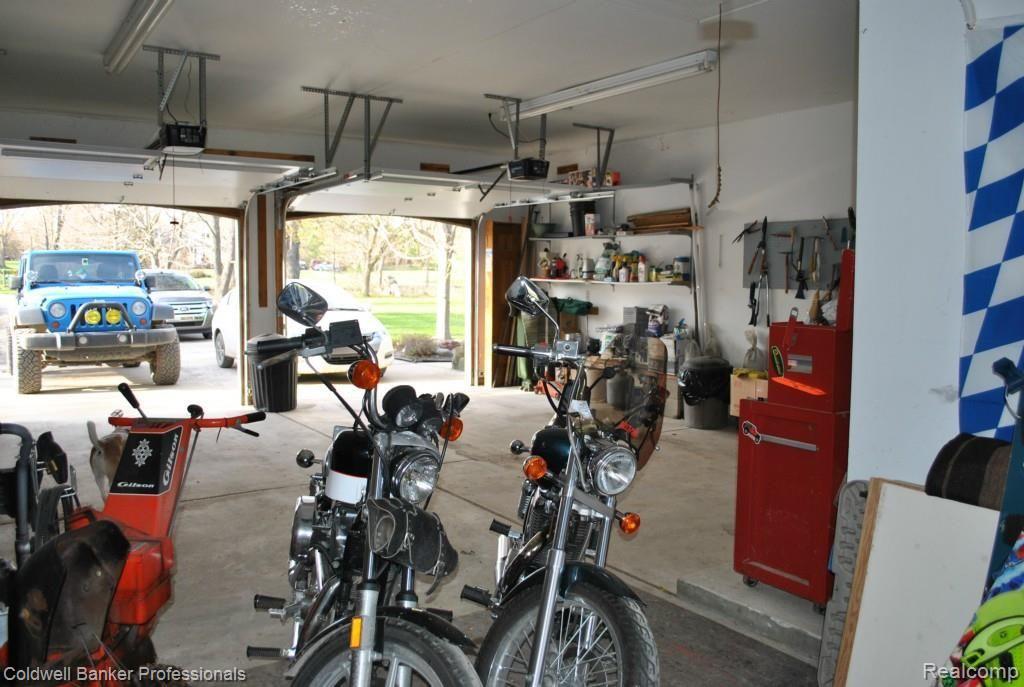 562 East Dawson Road Milford, MI 48381 - Photo 19 of 22 garage.jpg