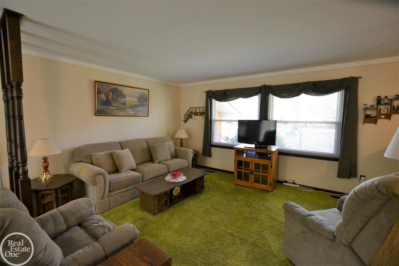 9465 Weber Road Columbus, MI 48063 - Photo 3 of 27 Living Room