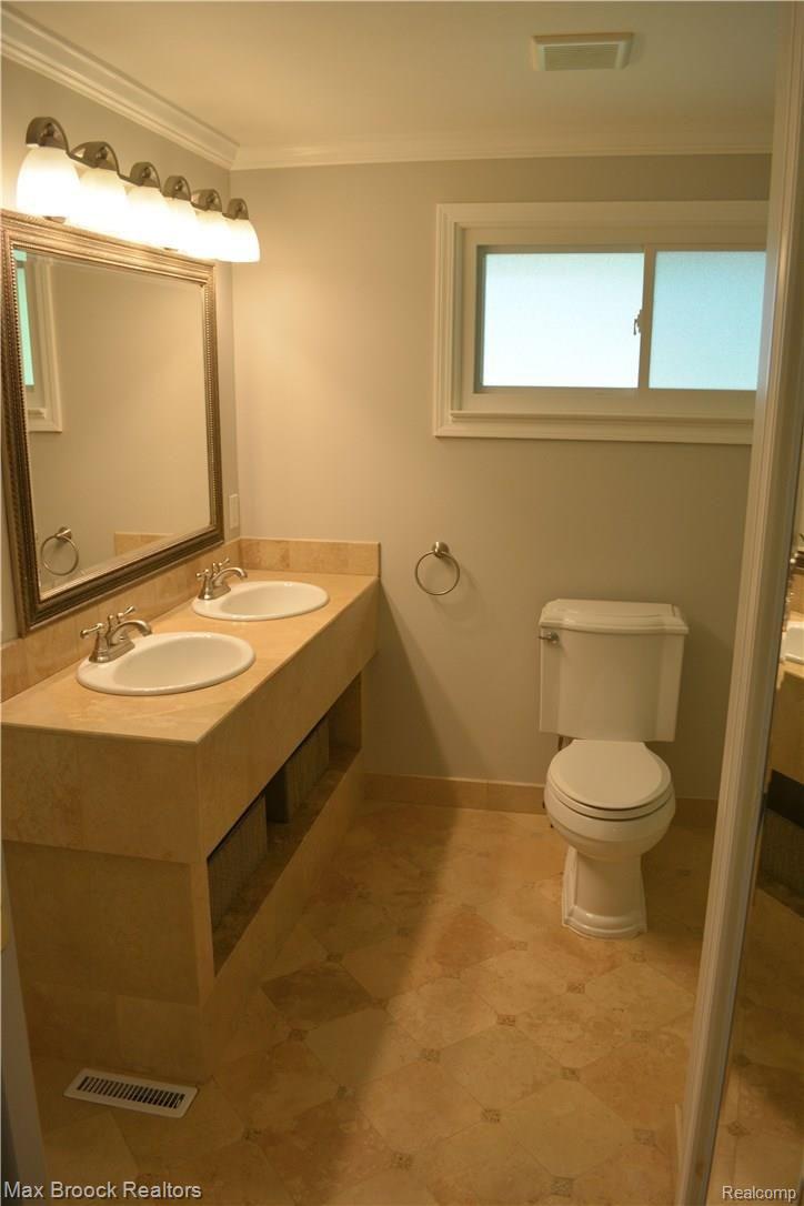 3371 West Maple Road Bloomfield Hills, MI 48301 - Photo 8 of 24 Master Bathroom.JPG