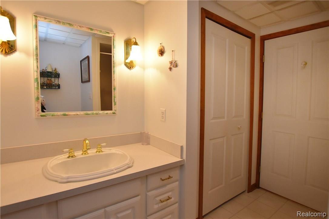 1072 Skyview Court Rochester, MI 48307 - Photo 32 of 36 SKYVIEW1072_46.JPG