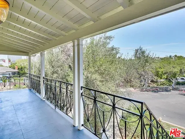 a view of yard with green space