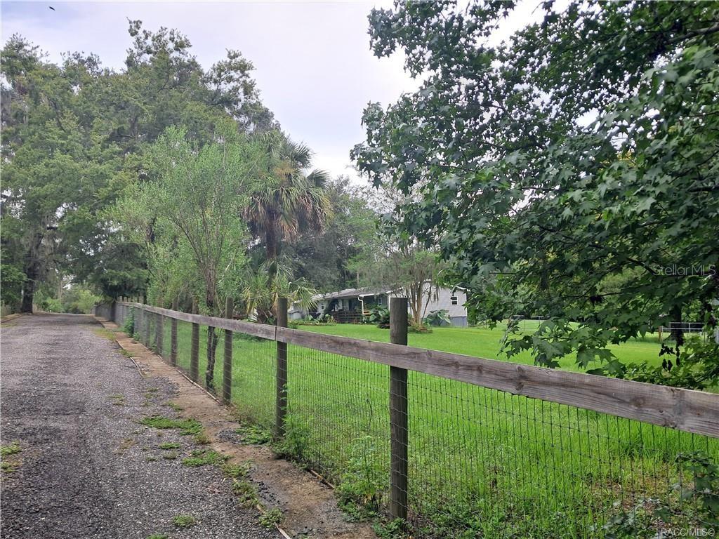 130th Street Belleview, FL 34420 - Photo 4 of 5 a view of a backyard with a garden