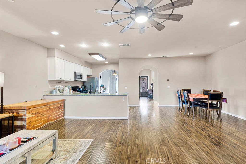 14193 Jicarilla Road, Unit 302 Apple Valley, CA 92307 - Photo 14 of 45