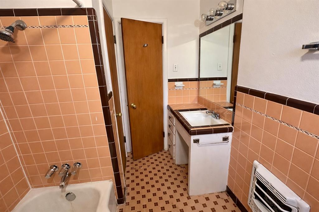809 Crescent Street Denton, TX 76201 - Photo 17 of 24 a bathroom with a sink a toilet a mirror and shower