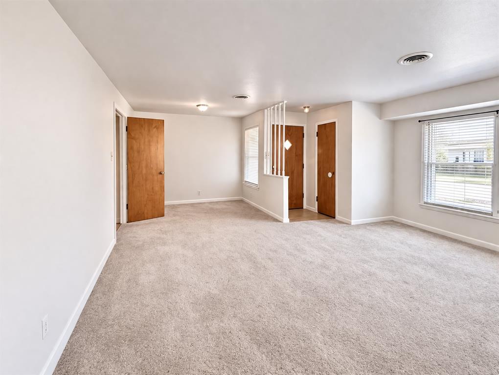 809 Crescent Street Denton, TX 76201 - Photo 6 of 24 an empty room with windows and closet