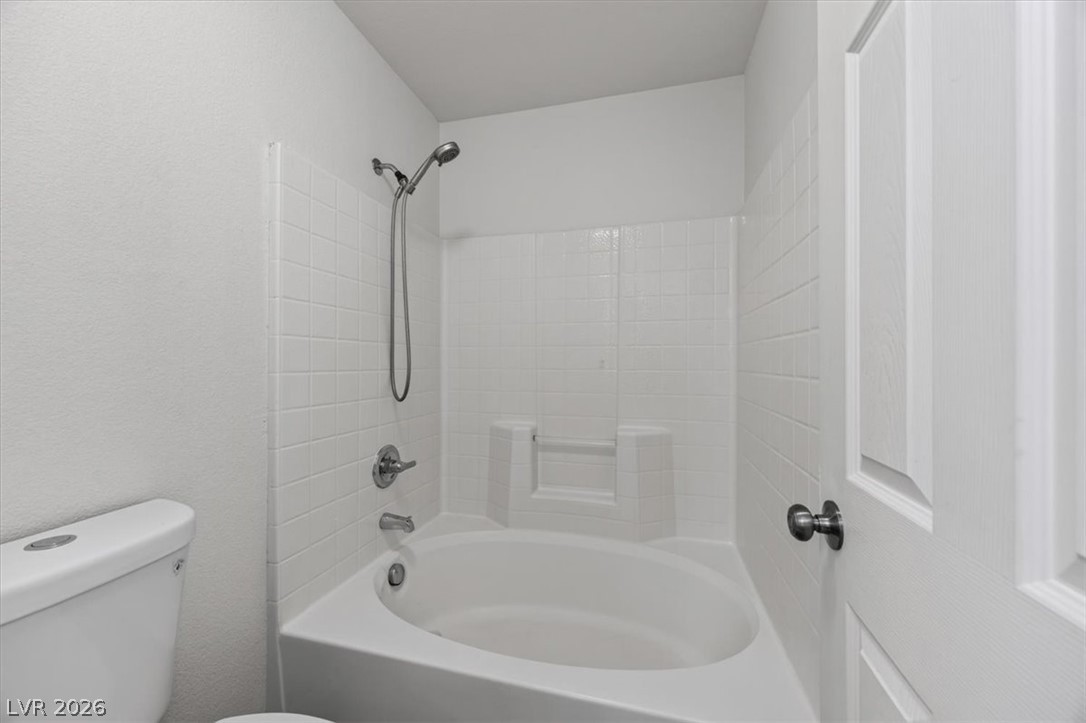 552 Albacate Street Henderson, NV 89015 - Photo 24 of 40 A well-maintained tub and shower combination with clean tile work awaits.